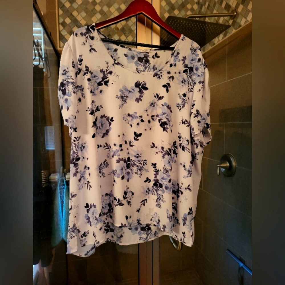 Short sleeve floral blouse